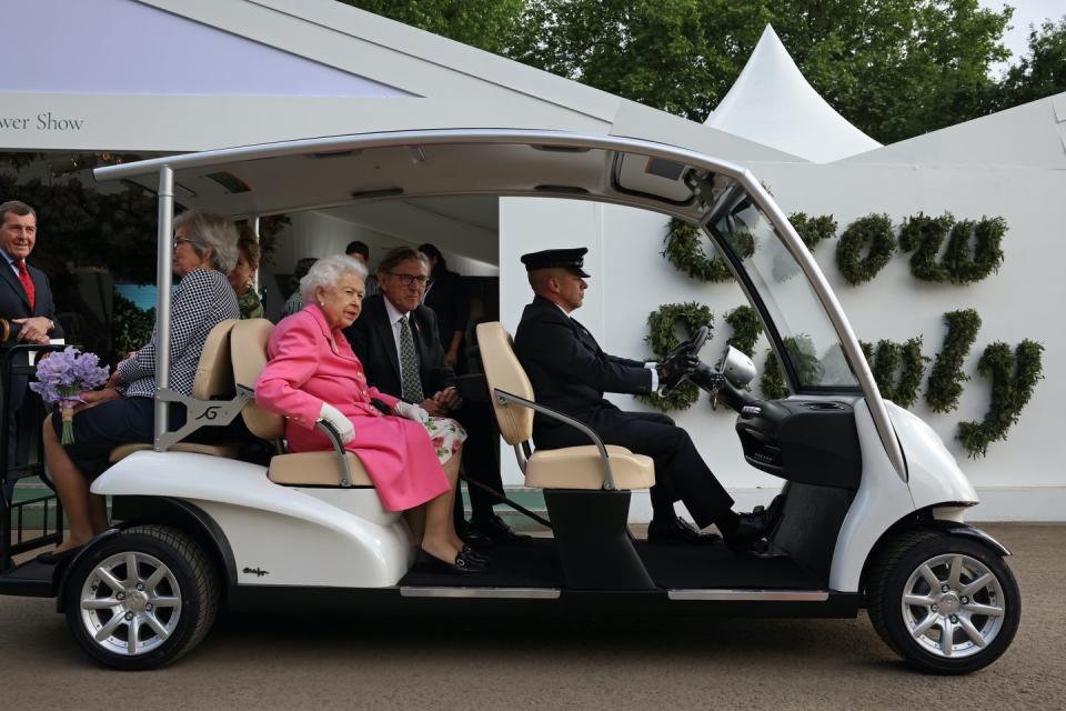 <p>The Queen is given a tour by Keith Weed, President of the Royal Horticultural Society, at Chelsea Flower Show 2022.<br></p><p>Sue Biggs, Director General of the Royal Horticultural Society, said of Chelsea's floral tributes to the Queen on BBC Radio 4's Today programme: 'You can't walk through this show – whether you're at the amazing 39 gardens or at the 80 exhibits in the Great Pavilion – of seeing everybody's love for the Queen and tribute to the Queen on this very, very special occasion.'</p>