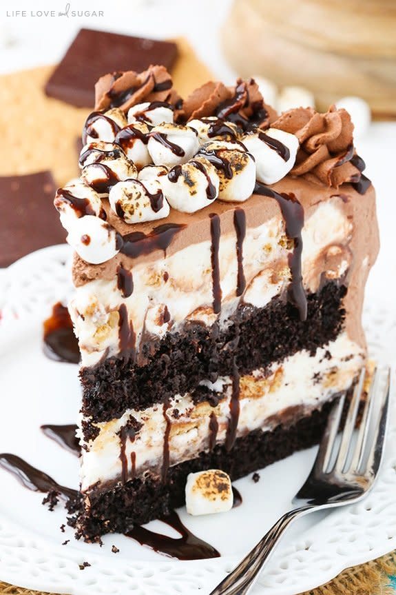 <strong>Get the <a href="http://www.lifeloveandsugar.com/2016/07/18/smores-ice-cream-cake/" target="_blank">S'mores Ice Cream Cake recipe</a>&nbsp;from Life, Love and Sugar</strong>