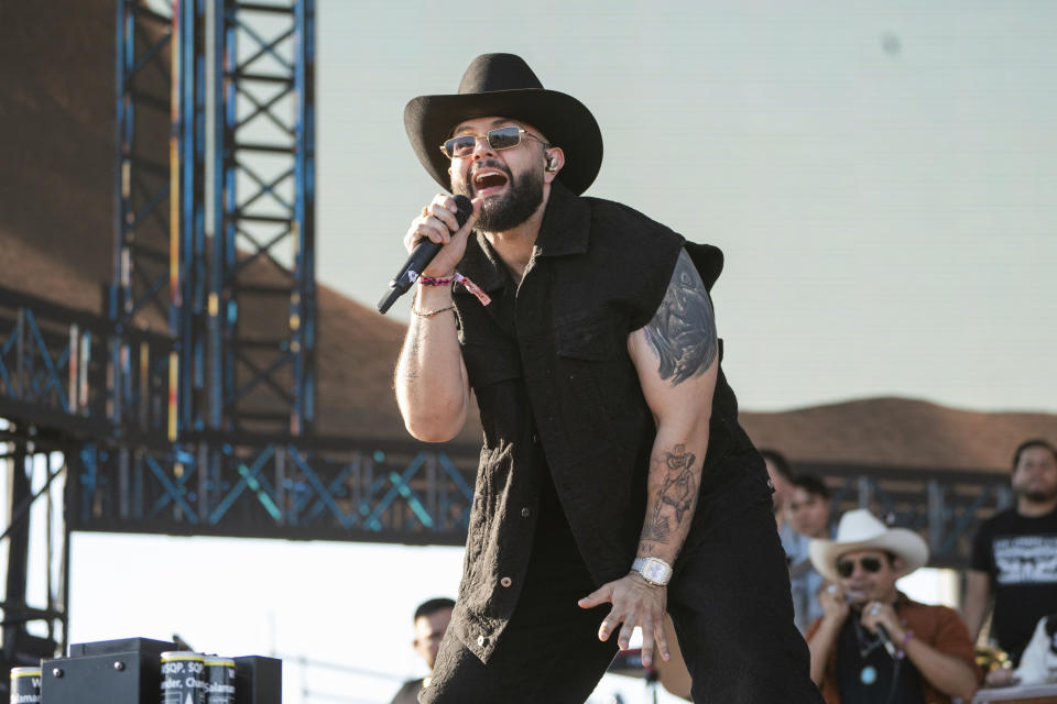 ARCHIVO - Carín León durante su concierto en el segundo fin de semana del Festival de Música y Arte del Valle de Coachella el domingo 21 de abril de 2024, en Empire Polo Club en Indio, California. León es uno de los artistas latinoamericanos más escuchados en Spotify. (Foto Amy Harris/Invision/AP)