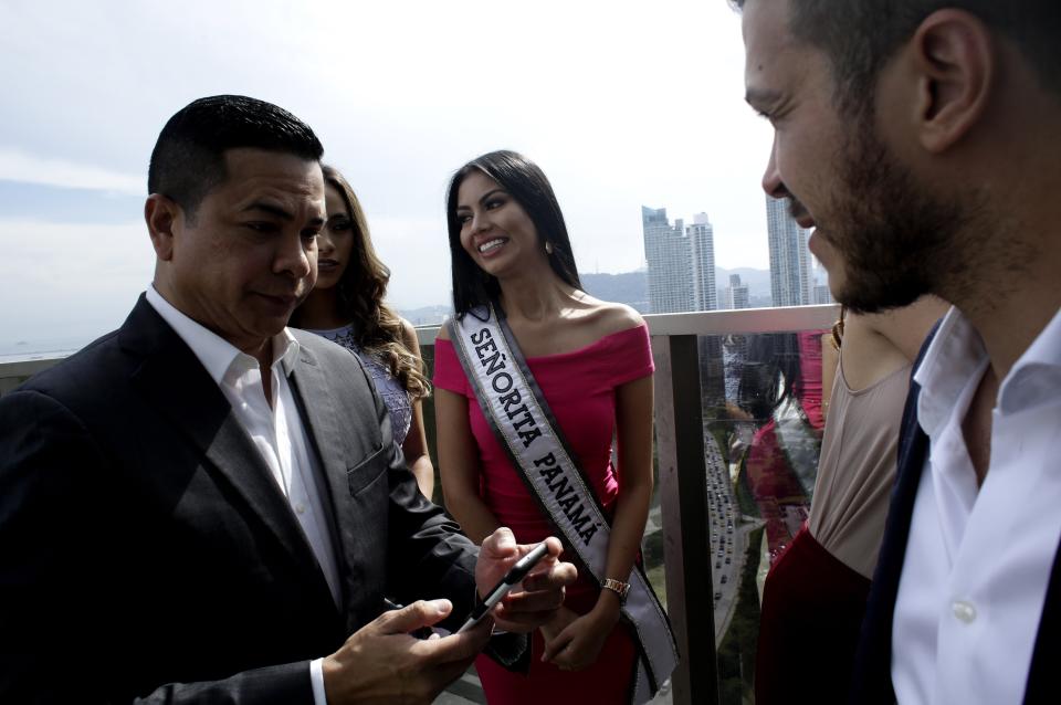 Miss Panamá Rosa Iveth Montezuma en un balcón en la Autoridad de Turismo de Panamá durante su visita a las oficinas centrales en la ciudad de Panamá en una fotografía del 23 de septiembre de 2018. Montezuma es la primera mujer indígena en ganar el título de Miss Panamá. (Foto AP/Arnulfo Franco)