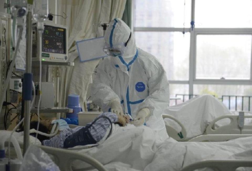 Las aglomeraciones se producen en los hospitales, saturados por la epidemia. En la imagen, un médico atiende a un enfermo en el Hospital Central de Wuhan. (Foto: Hospital Central de Wuhan / Weibo / Reuters).