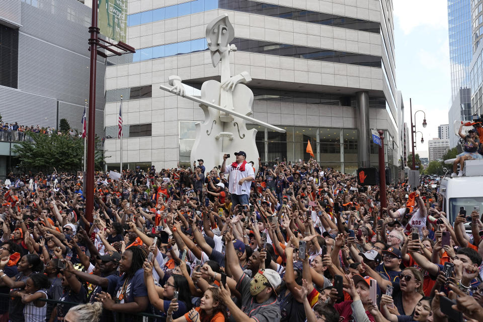 Los fanáticos de los Astros de Houston aclaman a su equipo durante el desfile para celebrar el título de la Serie Mundial, el lunes 7 de noviembre de 2022 (AP Foto/David Phillip)