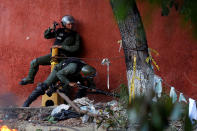 <p>Riot security forces pass through a roadblock during a strike called to protest against Venezuelan President Nicolas Maduro’s government in Caracas, Venezuela, July 26, 2017. (Photo: Carlos Garcia Rawlins/Reuters) </p>