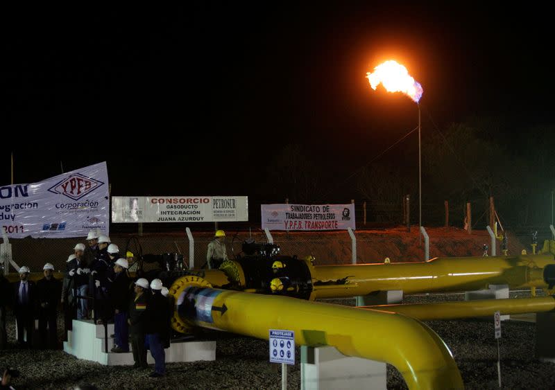 FOTO DE ARCHIVO: Trabajadores atienden la inauguración en 2011 de un gasoducto entre Bolivia y Argentina, en Yacuiba, Bolivia