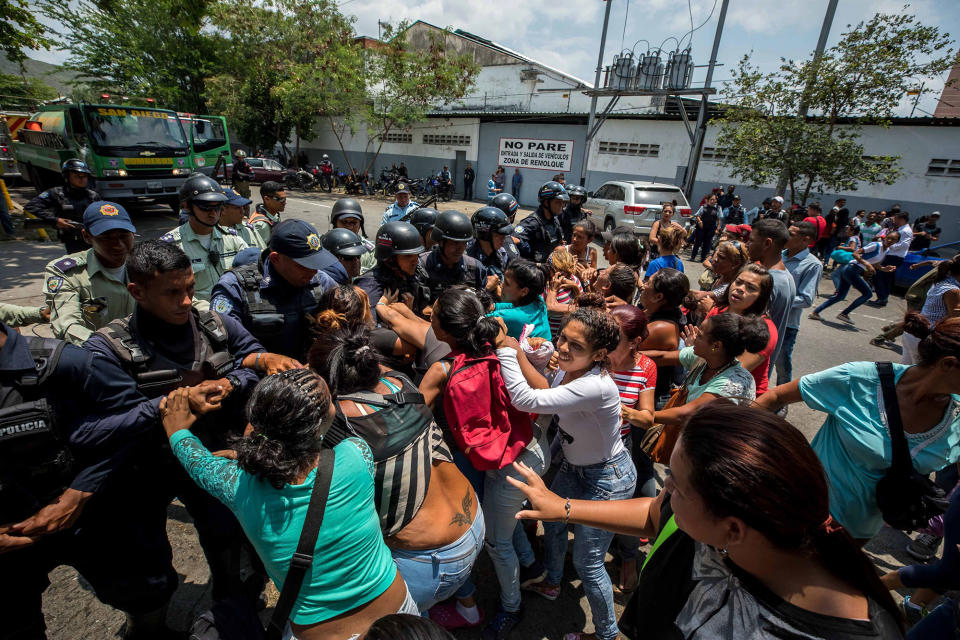 <p>A group of relatives of prisoners protest before members of the Police, in the vicinity of the detention center of the State Police of Carabobo (center), in Valencia, Venezuela, March 28, 2018. (Photo: Miguel Gutiérrez/EPA-EFE/REX/Shutterstock) </p>