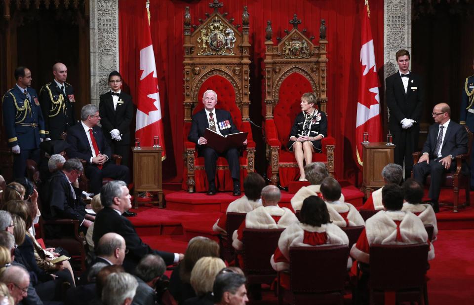 Canada's Governor General David Johnston (center L) delivers the Speech from the Throne in the Senate chamber on Parliament Hill in Ottawa October 16, 2013. REUTERS/Blair Gable (CANADA - Tags: POLITICS)