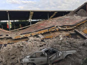 <p>Un auto aparece aplastado junto a un edificio colapsado en Jojutla, estado de Morelos, el martes 19 de septiembre de 2017. (AP Foto/Carlos Rodríguez) </p>