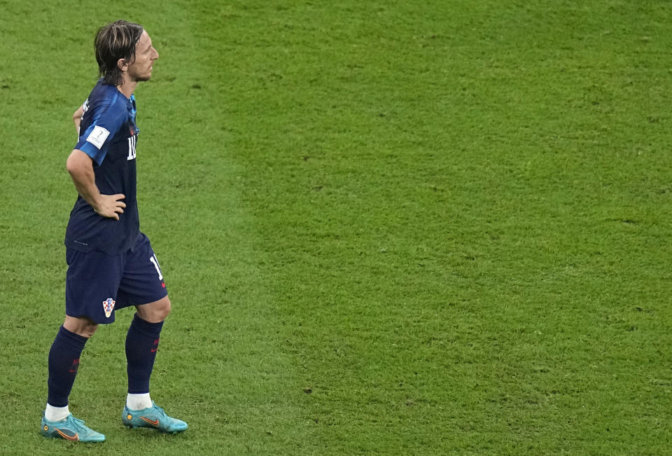 El volante croata Luka Modric reacciona luego que Julián Álvarez anotó el tercer gol de Argentina en la semifinal de la Copa Mundial, el martes 13 de diciembre de 2022, en Lusail, Qatar. (AP Foto/Pavel Golovkin)