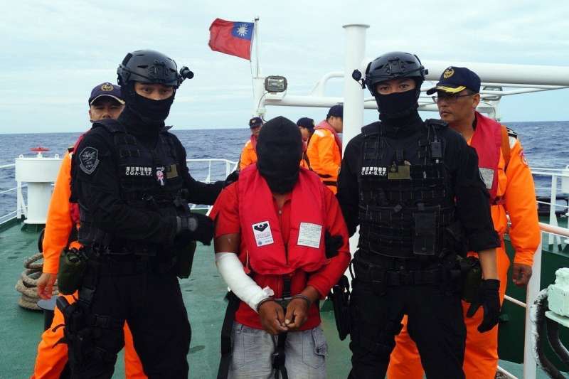 20190307-圖為海巡特勤隊員逮捕遠洋漁船喋血事件的菲籍兇嫌畫面。（海巡署提供）