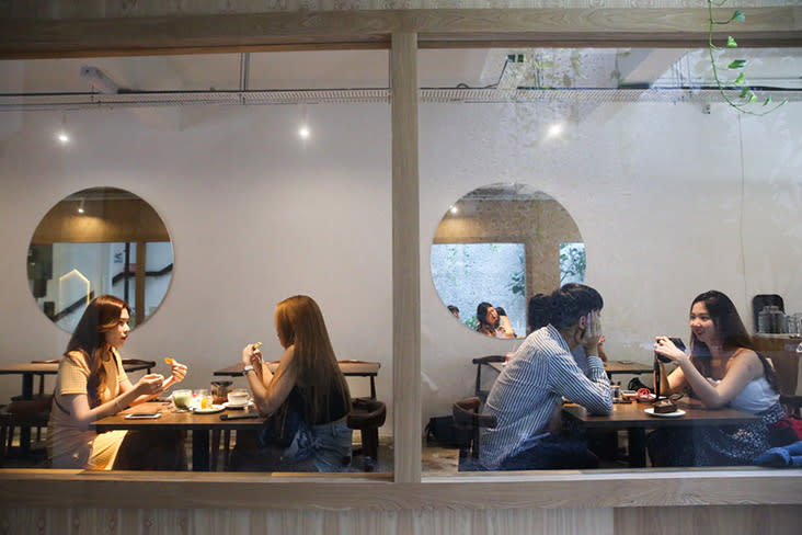 Unlike the smaller Xiao by Crustz, Tanuki has a bigger space for more people to sit and enjoy their ice cream cakes.