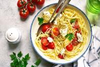 <p>Auch Pastagerichte lassen sich wunderbar im Ofen zubereiten. So können zum Beispiel leckere Spaghetti mit einer Ricotta-Tomaten-Sauce entstehen. Dafür Cocktail-Tomaten mit Knoblauch, Zwiebeln und Ricotta-Käse im Ofen backen. Nach der Backzeit werden die gekochten Nudeln plus eine Tasse Nudelwasser zum Gemüse und Käse geschüttet und kräftig verrührt. Dazu passt: ein Spritzer Zitrone. (Bild: iStock/Lilechka75)</p> 