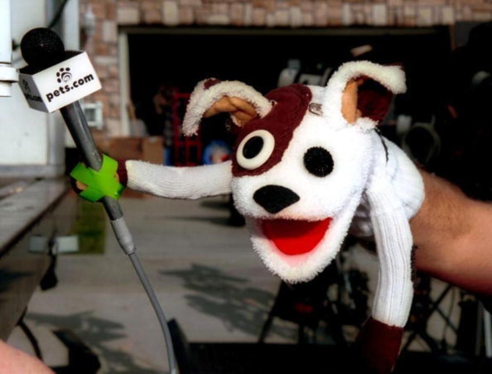 <em>El perro marioneta de pets.com protagoniza un anuncio de la empresa, Los Ángeles, California, 11 de enero de 2000 (Foto de Bob Riha / Liaison / Getty Image).</em>