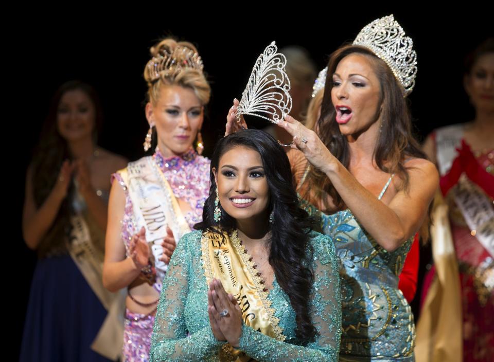 Ashley Burnham of Canada reacts as she wins the Mrs. Universe 2015 contest in Minsk, Belarus, August 29, 2015.  REUTERS/Vasily Fedosenko