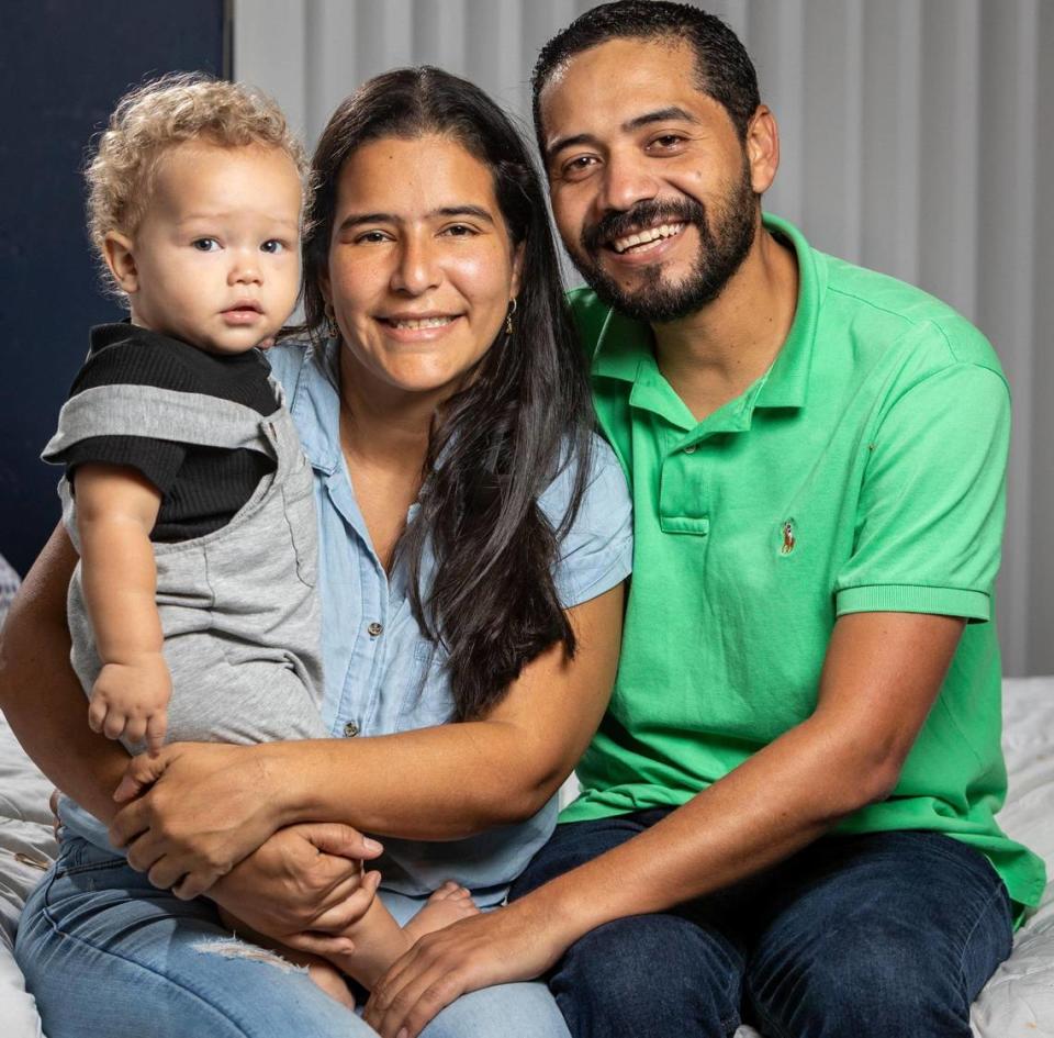 Kimberly Lanz, en el centro, y su esposo, Edirson Azocar, a la derecha, con su bebé, Jake Azocar, de un año, a la izquierda, en su casa de Miami.