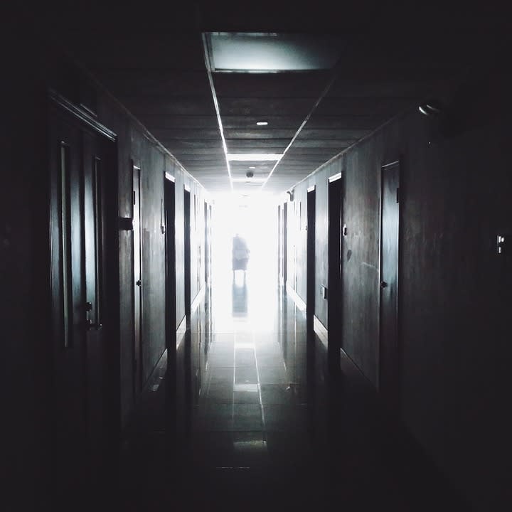 何男半夜睡不著，出來走廊散步。（示意圖／pixabay）