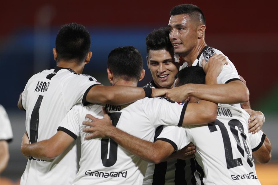 Oscar Cardozo del Libertad de Paraguay, derecha, celebra con sus compañeros de equipo después de anotar contra Jorge Wilstermann de Bolivia durante el partido de vuelta de los octavos de final de la Copa Libertadores en el Estadio Félix Capriles en Cochabamba, Bolivia, el miércoles 2 de diciembre de 2020 (AP Foto/Juan Karita)