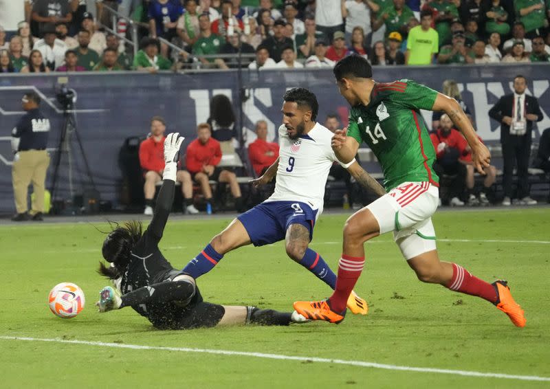 Jesús Ferreira (9) anota el gol con el que Estados Unidos empató ante México en partido amistoso