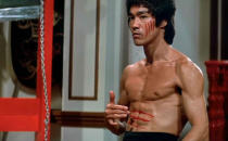 “Hollywood puede encontrar actores guapos y cachas sin ningún problema, pero que éstos sean capaces de rodar sus propias escenas de acción, ya es más difícil. Por eso se inventaron los efectos especiales. Bruce Lee irrumpió en el cine estadounidense gracias a sus patadas patentadas. Lee, su personaje de ‘Operación dragón’ (’Enter the Dragon’, 1973), reúne gran parte de sus talentos en parte gracias a su ambición por superarse (…). Él salva a la gente con sus violentos ataques. Eso es de tipos duros”, explican los del mencionado medio para justificar el primer puesto del actor. (Foto: Warner Bros / Concord Productions / Sequoia Productions / Golden Harvest Company).