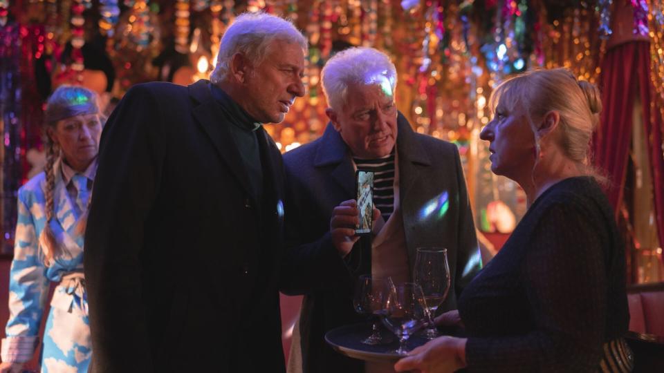 Franz Leitmayr (Udo Wachtveitl, links) und Ivo Batic (Miroslav Nemec) sprechen mit Irmi (Johanna Bittenbinder), der Wirtin der Faschingskneipe. (Bild: BR / Lieblingsfilm GmbH / Peter Nix)