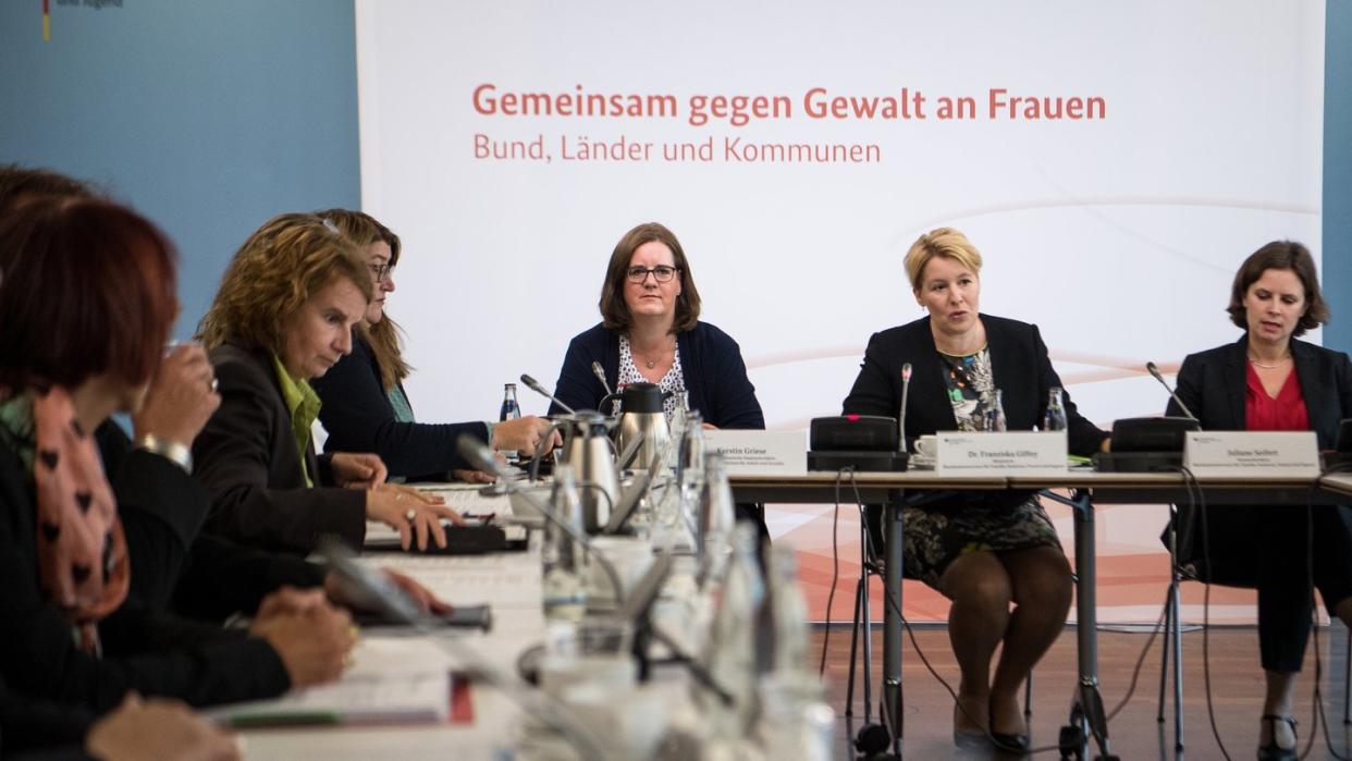 Franziska Giffey (2.v.r.) eröffnet den Runden Tisch «Gemeinsam gegen Gewalt an Frauen». Foto: Fabian Sommer