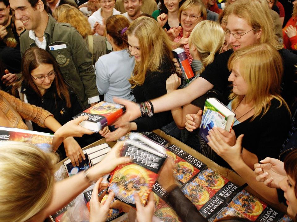 German fans scramble to get a copy of ‘Harry Potter and the Deathly Hallows’ in 2007 (Getty Images)