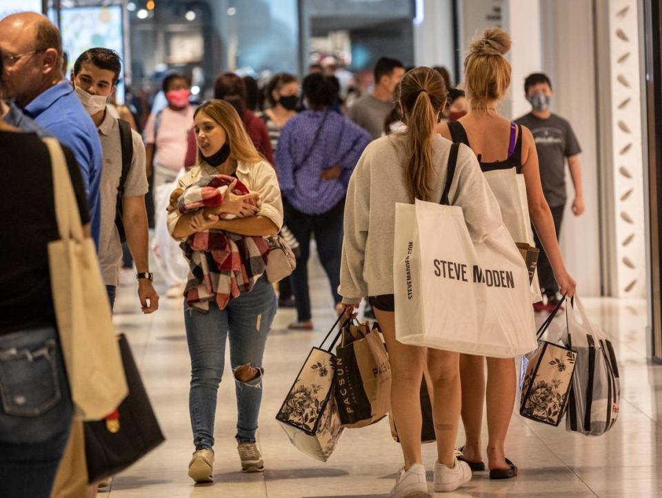 Shoppers walk around Aventura Mall on Black Friday, Nov. 26, 2021. Jose A Iglesias/jiglesias@elnuevoherald.com