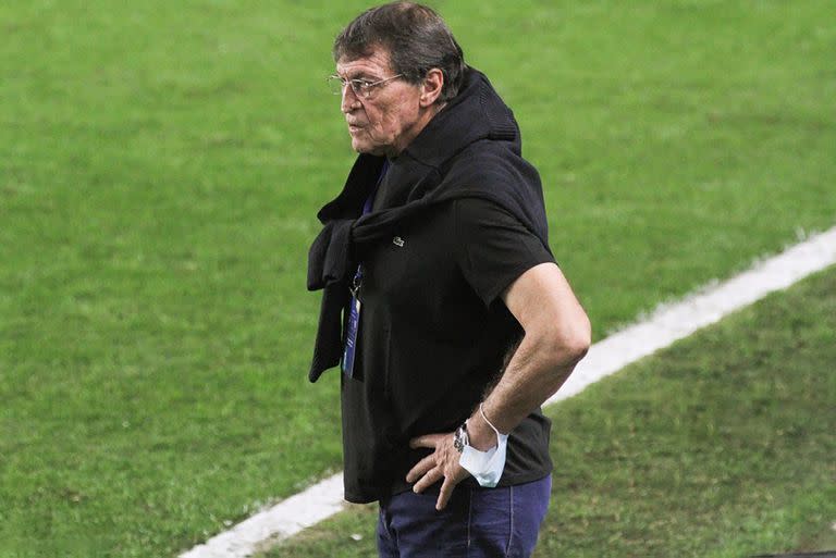 Julio Falcioni, entrenador de Independiente durante un partido contra el Santos en el estadio Vila Belmiro por el campeonato de la Copa Sudamericana 2021.