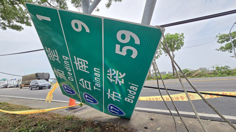 高雄清晨大雨  路邊標誌桿斷裂 高雄市25日清晨下起大雨，湖內區東方路往茄萣區方 向有路邊標誌桿斷裂，造成雙向車道各一線道阻塞， 相關單位已派員排除狀況。 中央社記者董俊志攝  113年4月25日 