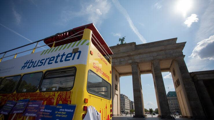 Mit einer Sternfahrt von rund 1000 Reisebussen machte die Branche am Mittwoch im Berliner Regierungsviertel auf ihre Lage aufmerksam. Foto: dpa