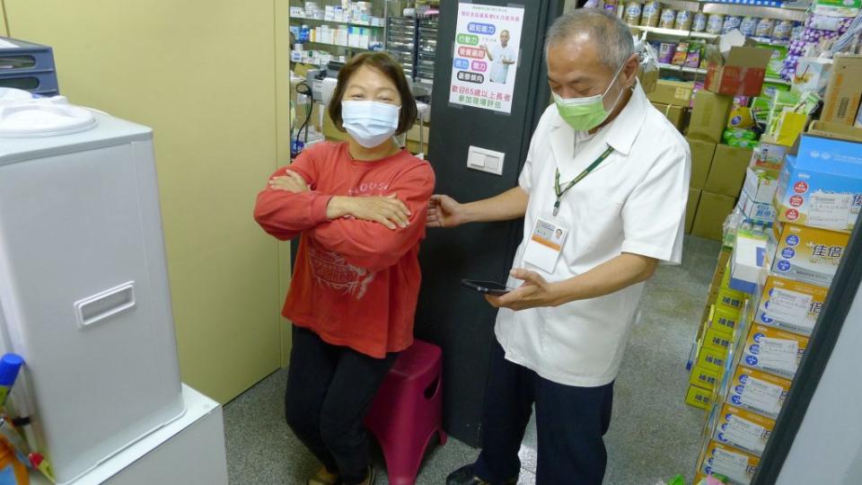 台南市有八家藥局提供社區長者失智失能評估服務。（南市藥師公會提供）