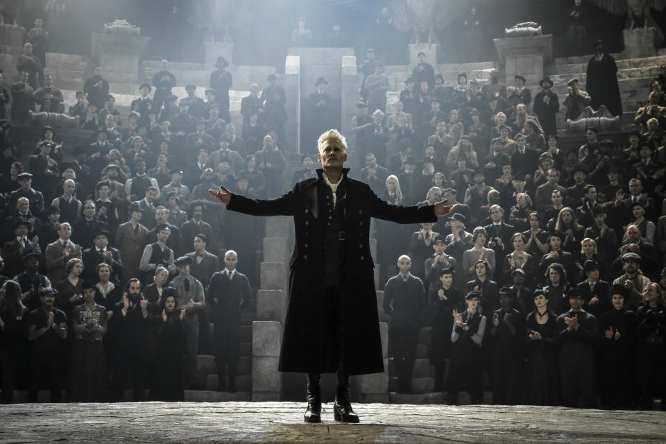 Johnny Depp en una escena de "Animales Fantásticos: Los crímenes de Grindelwald" en una fotografía proporcionada por Warner Bros. (Jaap Buitendijk/Warner Bros. Pictures via AP)