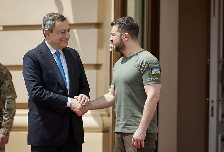 El presidente ucraniano, Volodimir Zelensky, junto al entonces primer ministro italiano, Mario Draghi, el 16 de junio de 2022.  