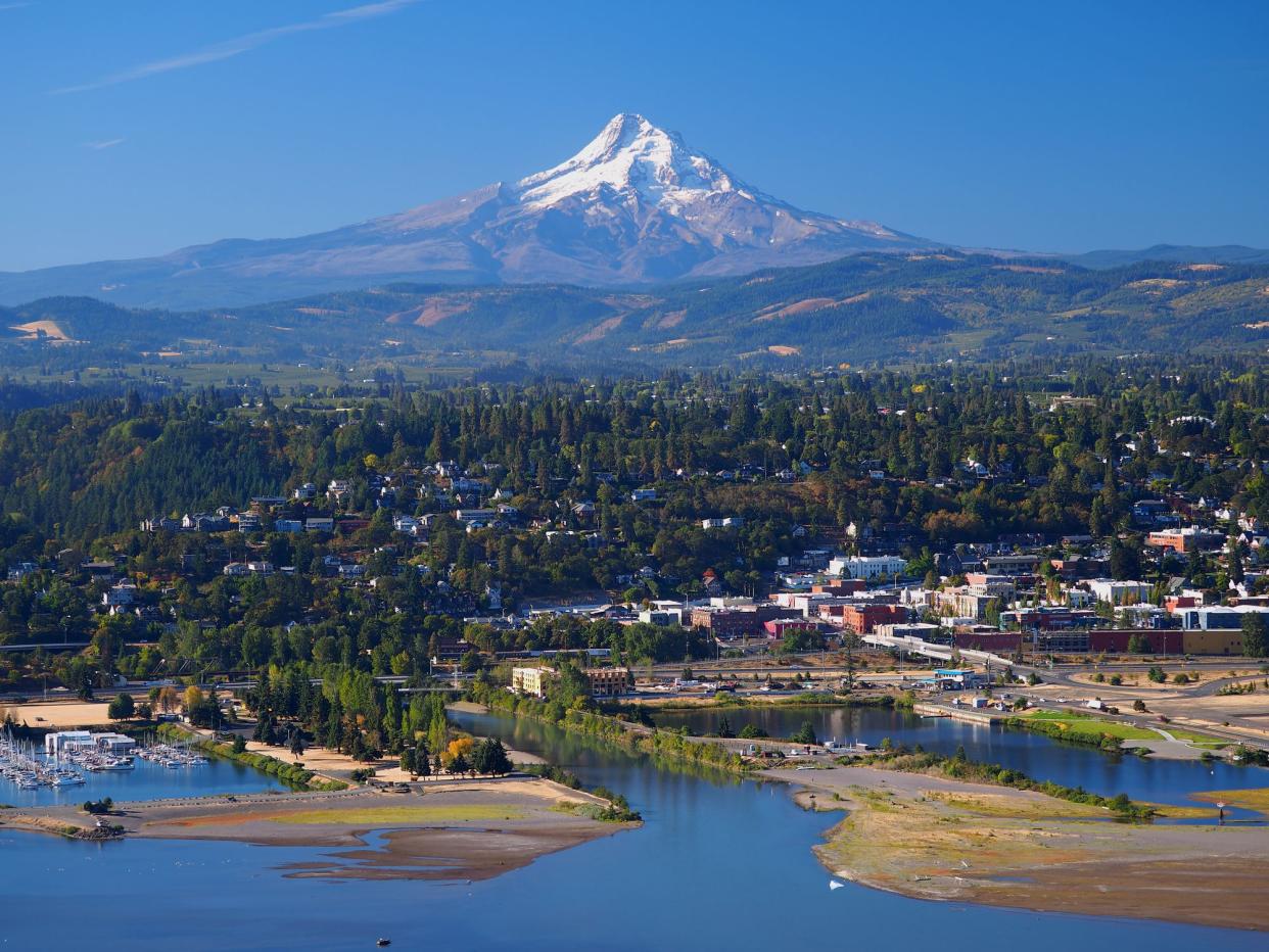 The town Hood River ( Oregon, USA) at Columbia river with Mount Hood in the background. This picture was taken in September 2015 from White Salmon (Washington, USA).