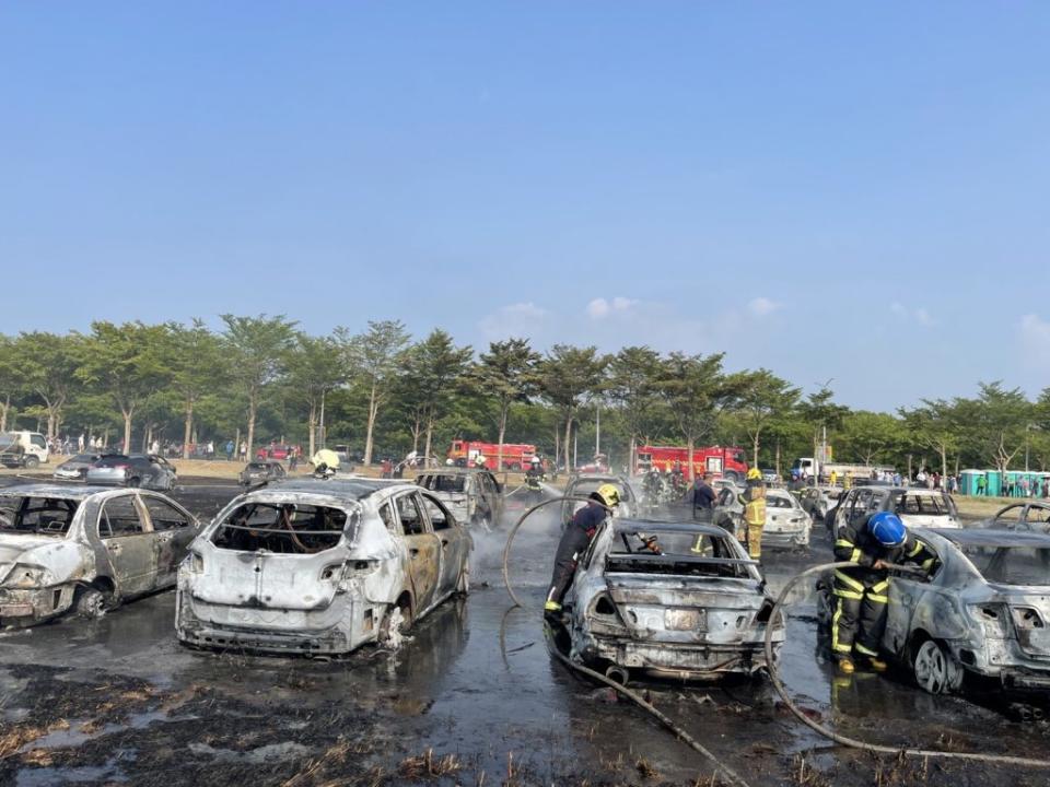 雲林國際農機展旁火燒，共燒毀觀展廿五輛車。（記者陳正芬翻攝）