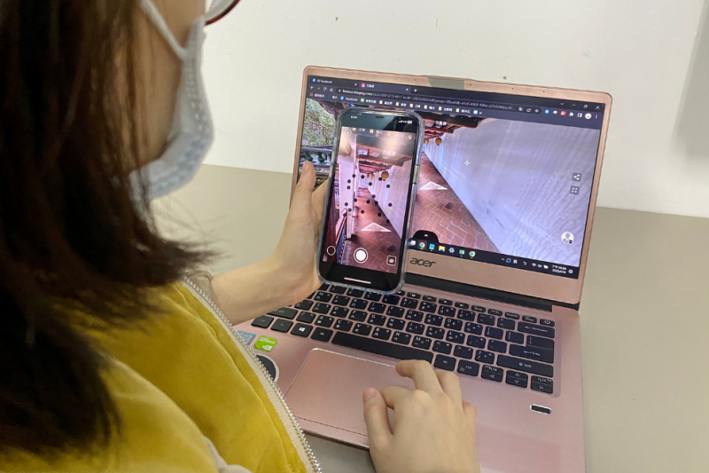遊戲搭配AR數位體驗，藉由手機與電腦進行解謎，提供雙機遊玩互動體驗，邀您一同解鎖虛擬園區的驚喜彩蛋。(圖／新北市府提供）