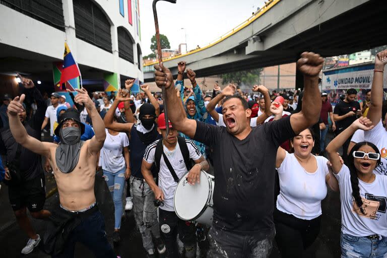 Opositores al gobierno del presidente venezolano Nicolás Maduro protestan en Caracas.