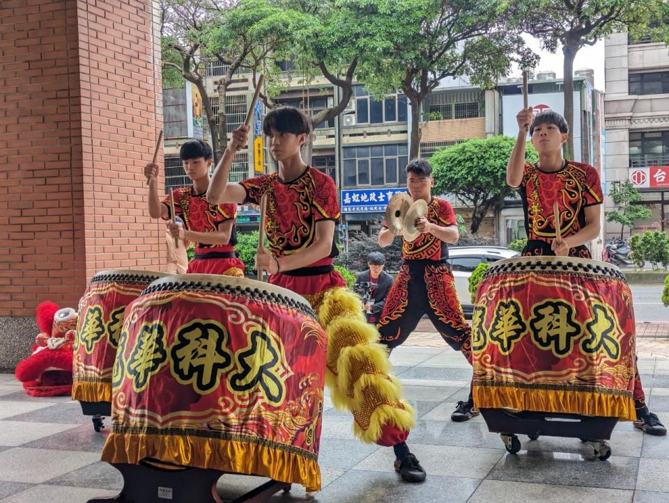 龍華科大學生至桃園市青年局進行舞獅、戰鼓表演。圖：青年局提供