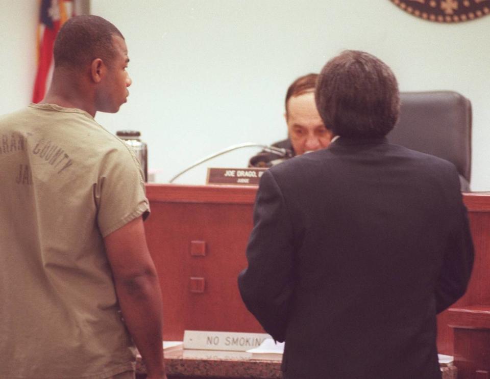 Dale Devon Scheanette, left, appeared for a hearing with his lawyer, right, in Judge Joe Drago’s Criminal District Court #4, Tuesday, Sept. 12, 2000. (Star-Telegram photo by Dale Blackwell)