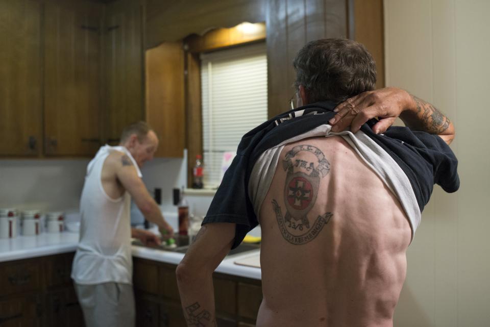 Los klansmen, como Jim, acostumbran a tener el cuerpo lleno de tatuajes con motivos alusivos a su ideología.<br><br>Crédito: REUTERS/Johnny Milano