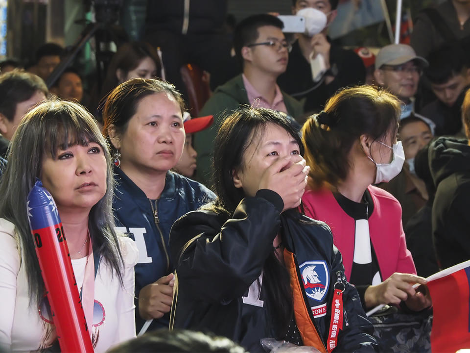 國民黨2020選戰敗選，坐在黨中央廣場前的藍營支持者難以置信，有人甚至掩面流淚。( 圖 / 記者陳弘志攝 )