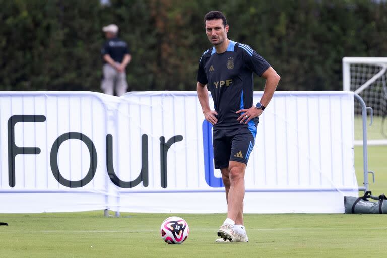 Lionel Scaloni, DT de la Argentina, pensativo en un entrenamiento en Fort Lauderdale, Florida