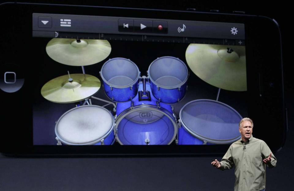 Schiller presenta las nuevas características del sonido en el nuevo iPhone 5.