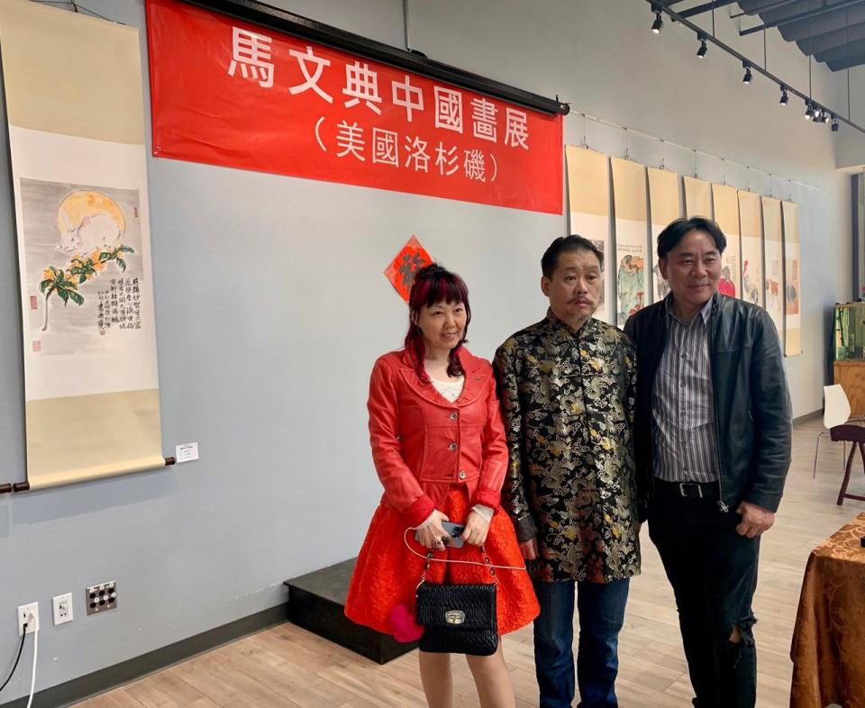 馬文典（中）首次來南加辦展，他和來賓合影。（記者張宏／攝影）