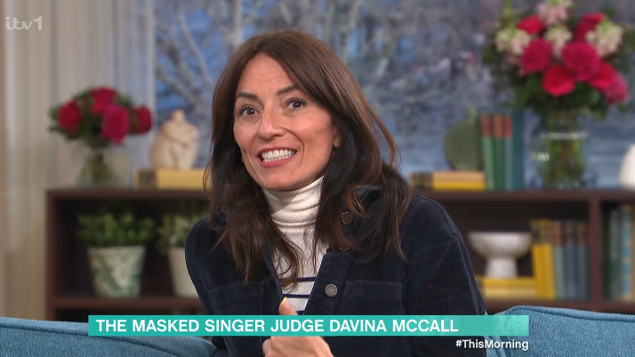 ダヴィナ・マッコールは『マスクド・シンガー』で大きなサプライズをした。  (ITV スクリーンショット)