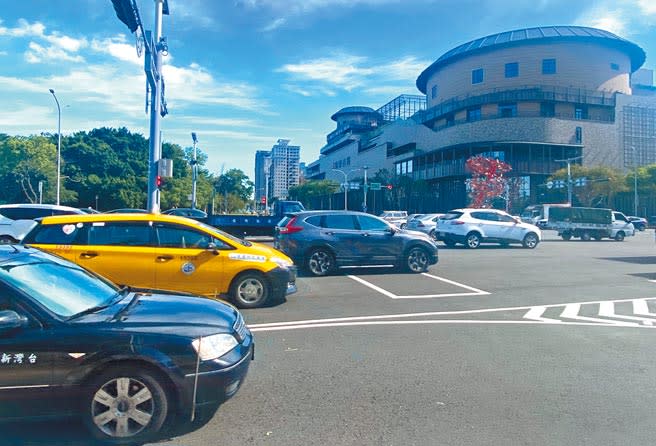 遠百竹北店即將在年底開幕，新竹縣政府日前開會，期望能降低周邊的交通衝擊。（莊旻靜攝）