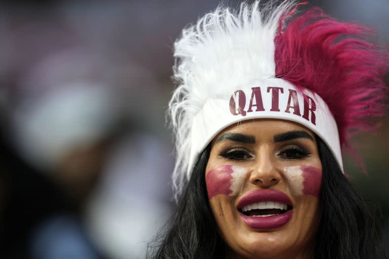 Una hincha qatarí espera el inicio del partido inaugural contra Ecuador