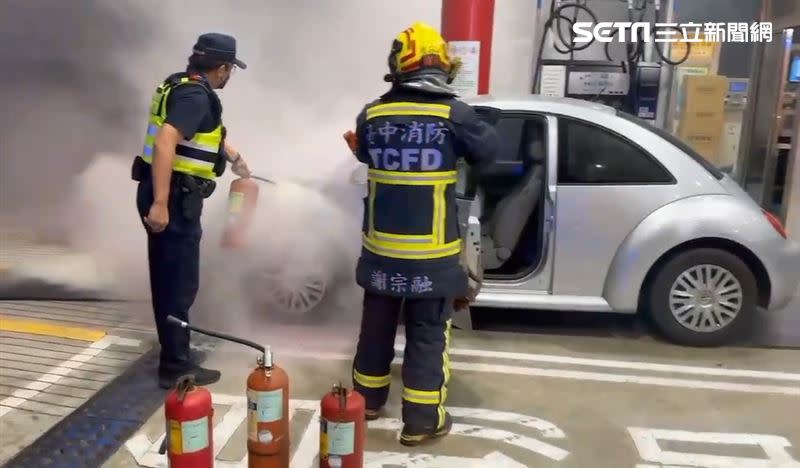 台中加油站火燒車，警消聯手合作，順利撲滅火勢。（圖／翻攝畫面）