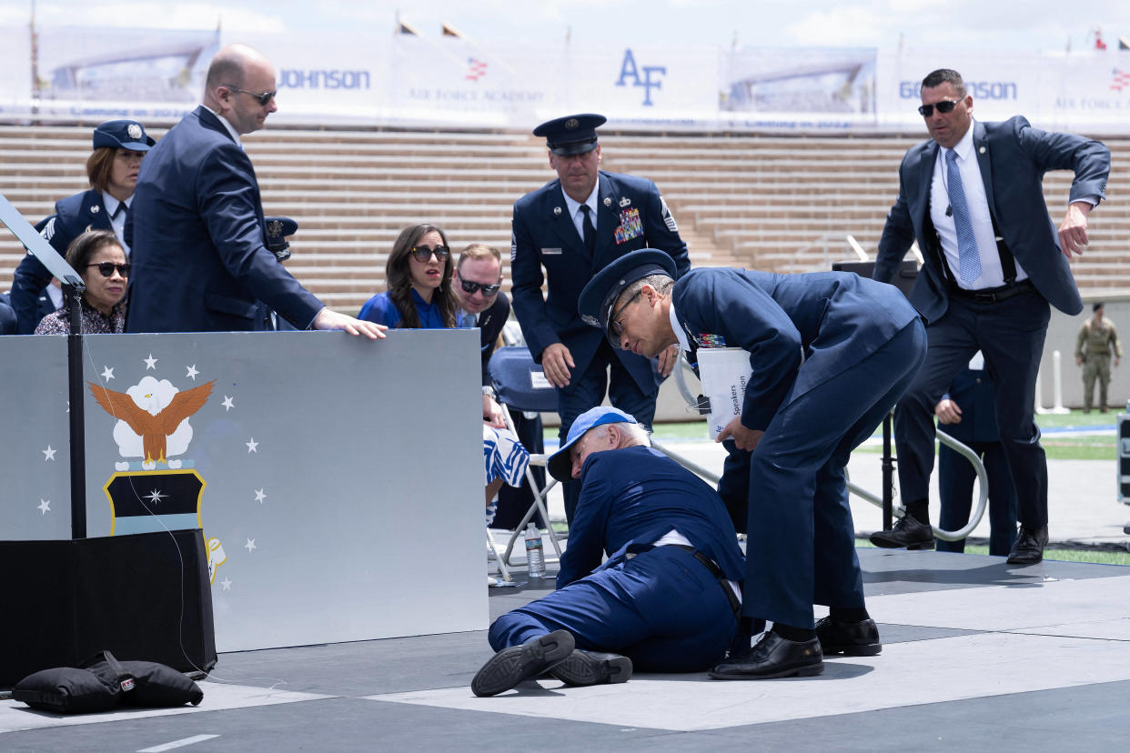 Biden chute sur scène lors d’une cérémonie militaire  le 1er juin 2023