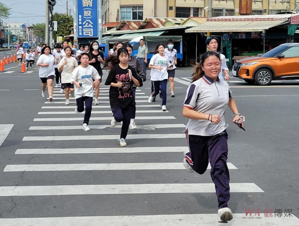 ▲國立北斗家商辦理2024高三成年禮路跑活動， 450位高三畢業生參加「追我吧」路跑，藉著路跑活動，學生體驗在人生的路上遇到各種困難。（記者陳雅芳攝）