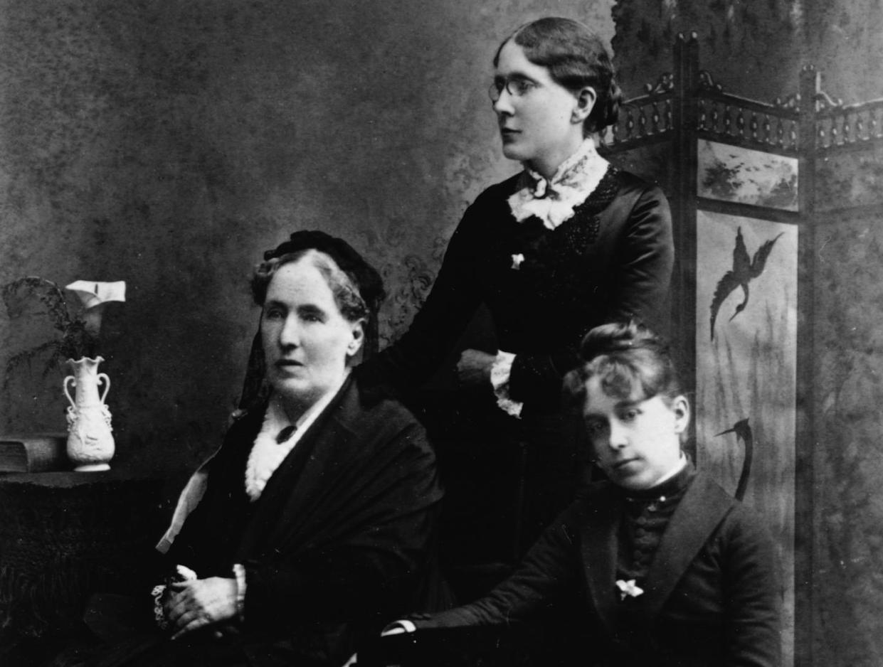 Frances Willard stands behind her mother, at left, and Anna B. Gordon, who worked as a secretary and lived in the Willard household. <a href="https://www.gettyimages.com/detail/news-photo/frances-willard-standing-her-mother-and-anna-b-gordon-secy-news-photo/640476983?phrase=frances%20willard&adppopup=true" rel="nofollow noopener" target="_blank" data-ylk="slk:Library of Congress/Corbis/VCG via Getty Images;elm:context_link;itc:0;sec:content-canvas" class="link ">Library of Congress/Corbis/VCG via Getty Images</a>